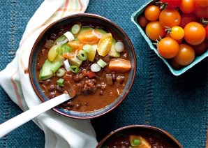slow-cooker-vegetarian-black-bean-pumpkin-chili2-700x500