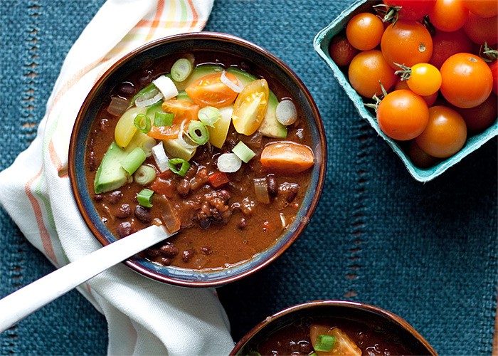 slow-cooker-vegetarian-black-bean-pumpkin-chili2-700x500